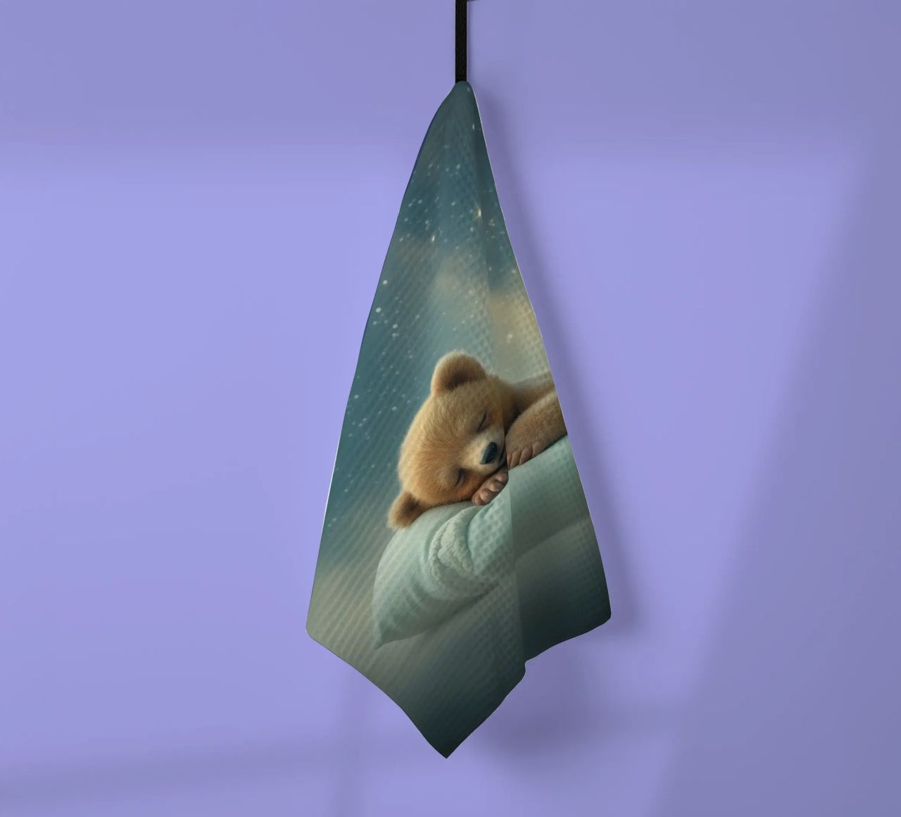 Ourson mignon dormant paisiblement sur un oreiller moelleux torchon de DesignDoodle