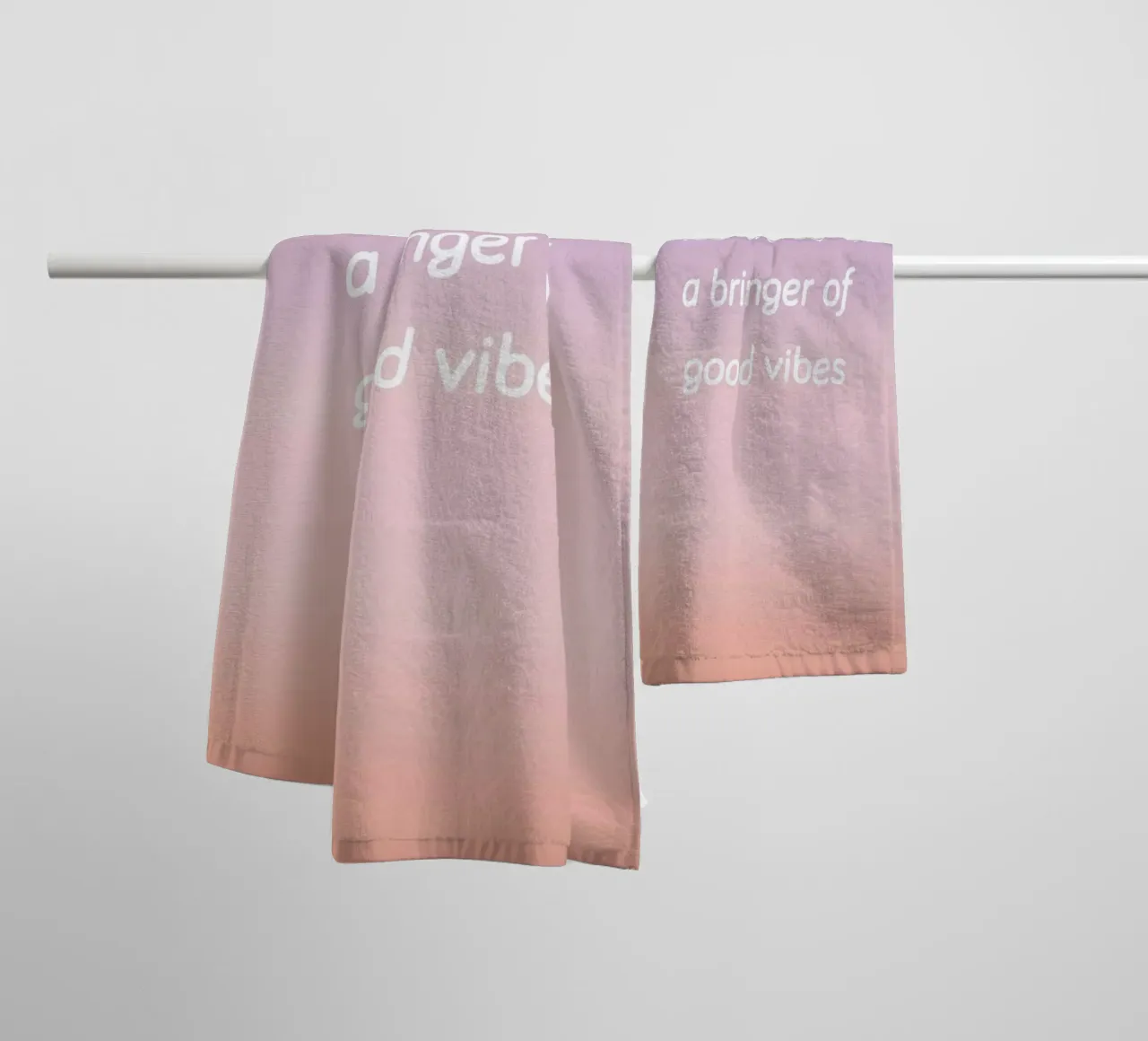 Bringer Of Good Vibes asciugamano da bagno da Oh Darling