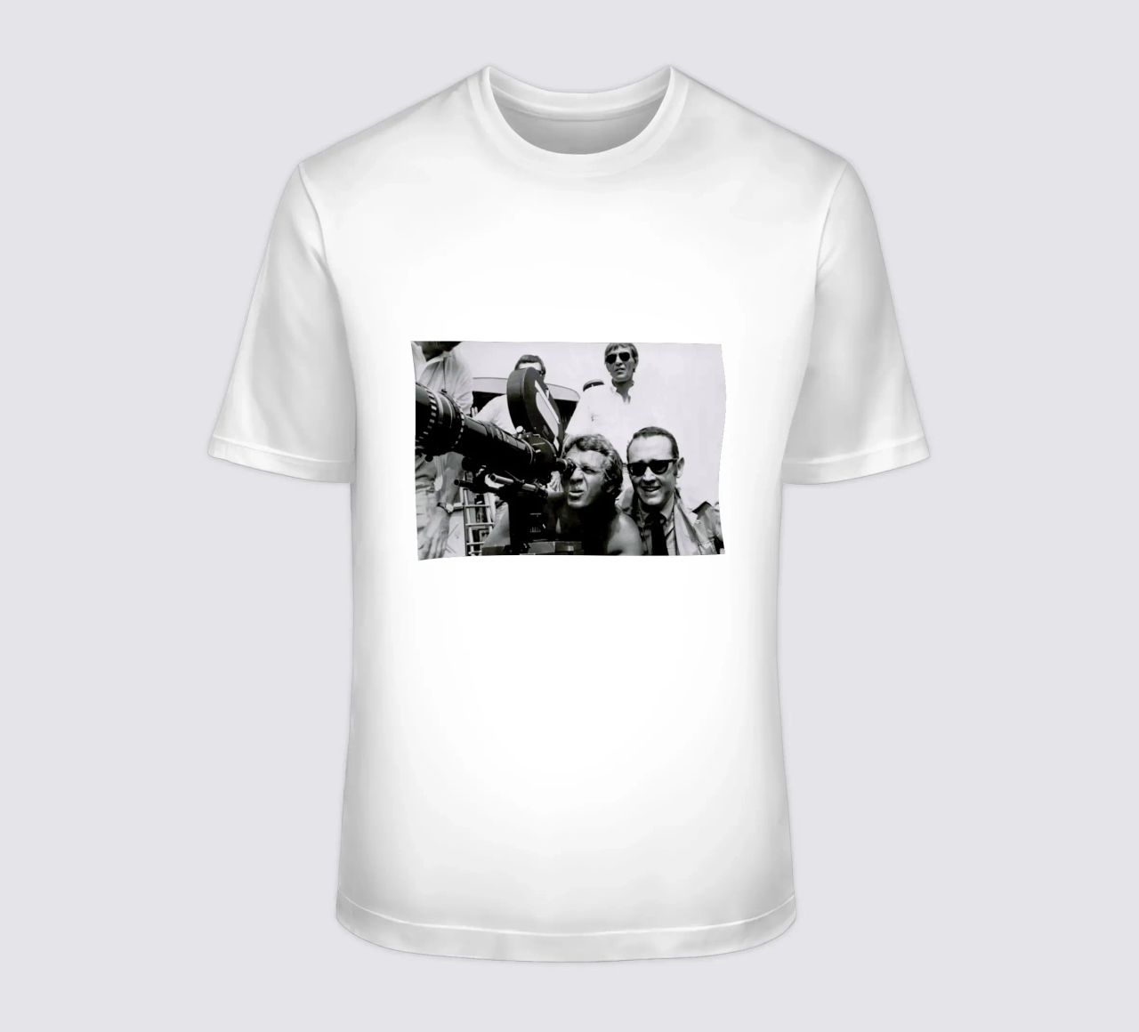 Steve McQueen behind the Camera T-Shirt von Gallery Print and Art Limited