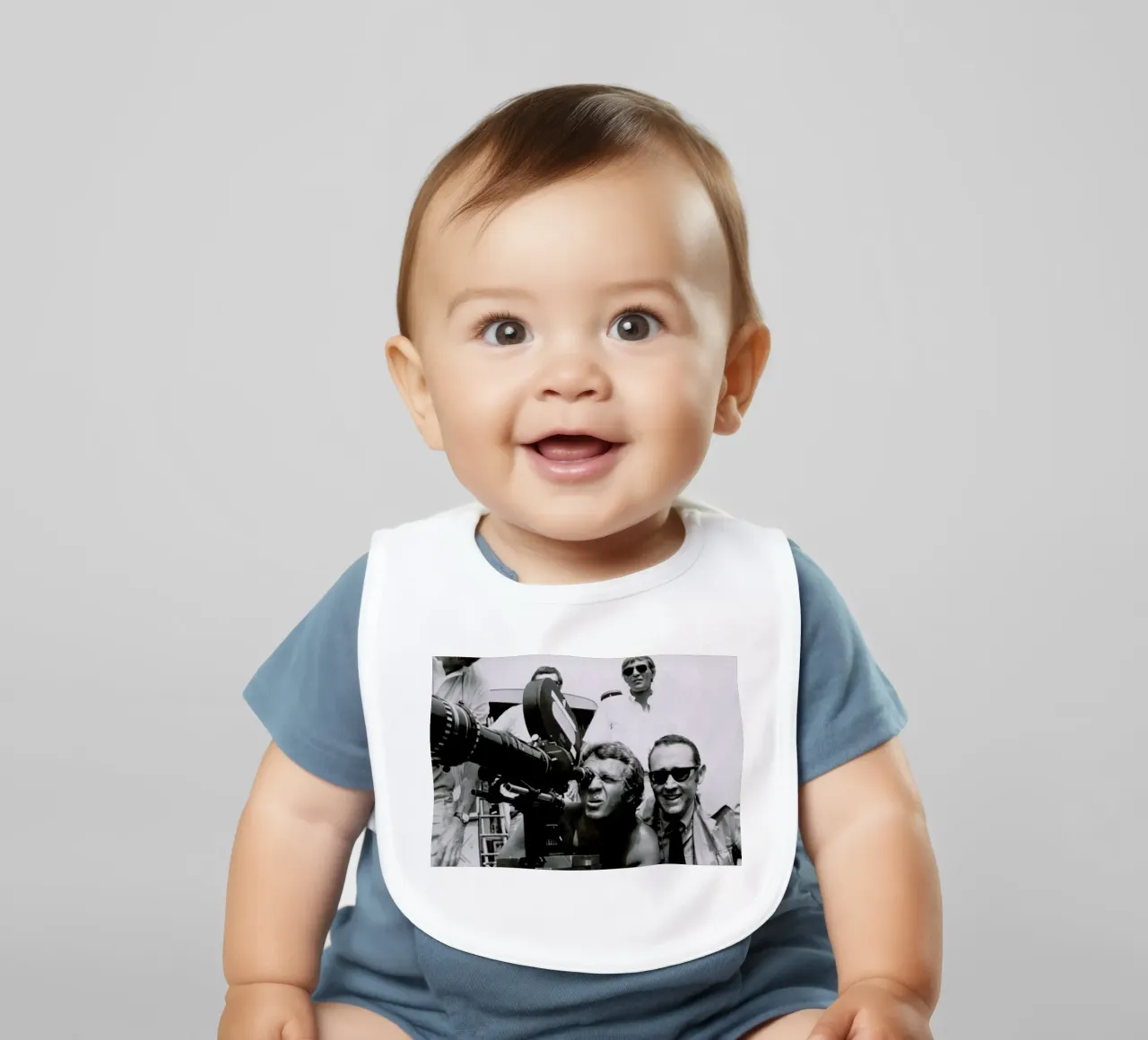 Steve McQueen behind the Camera Babylätzchen von Gallery Print and Art Limited
