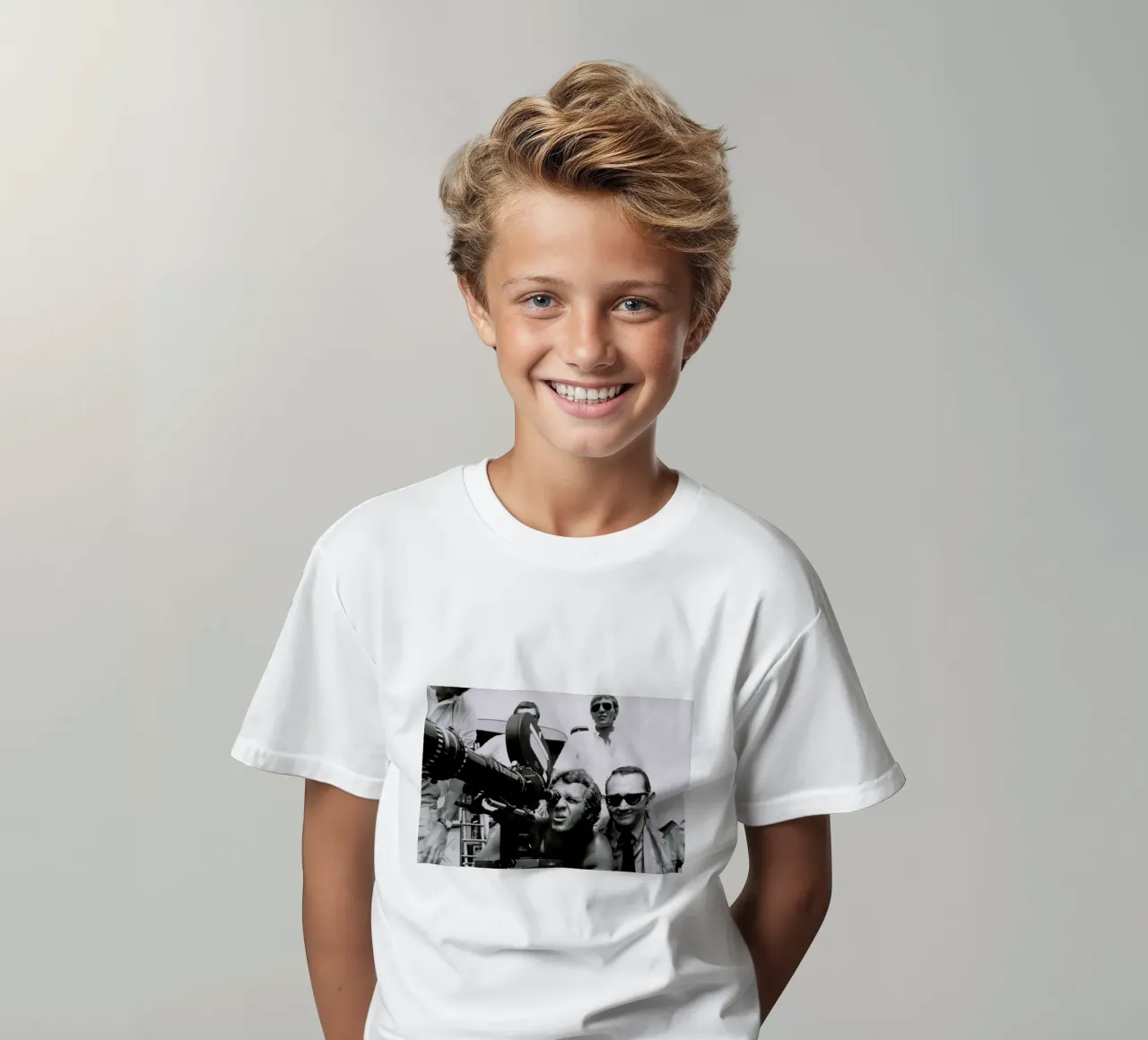 Steve McQueen behind the Camera t-shirt bambini da Gallery Print and Art Limited
