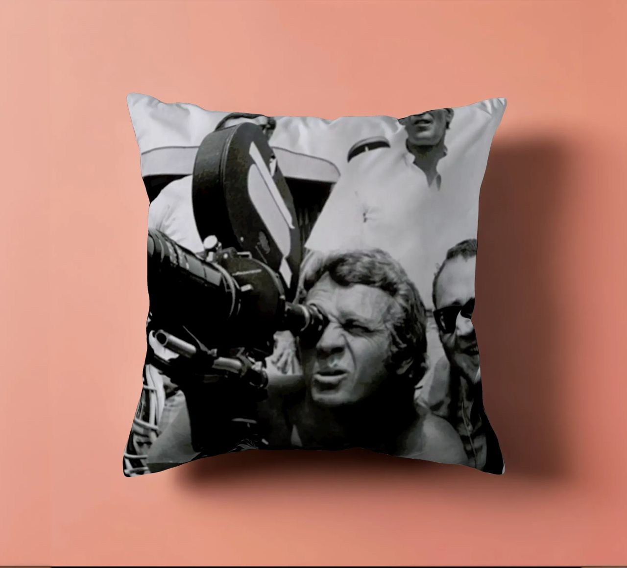 Steve McQueen behind the Camera cuscino da Gallery Print and Art Limited
