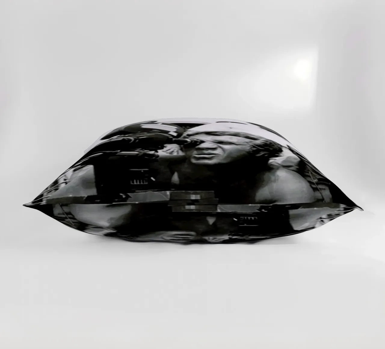 Steve McQueen behind the Camera cuscino da Gallery Print and Art Limited