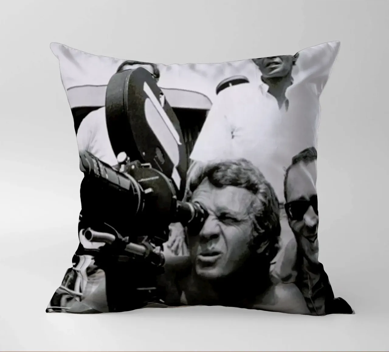 Steve McQueen behind the Camera Kissen von Gallery Print and Art Limited