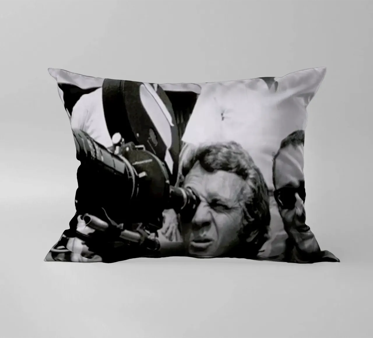 Steve McQueen behind the Camera cuscino da Gallery Print and Art Limited