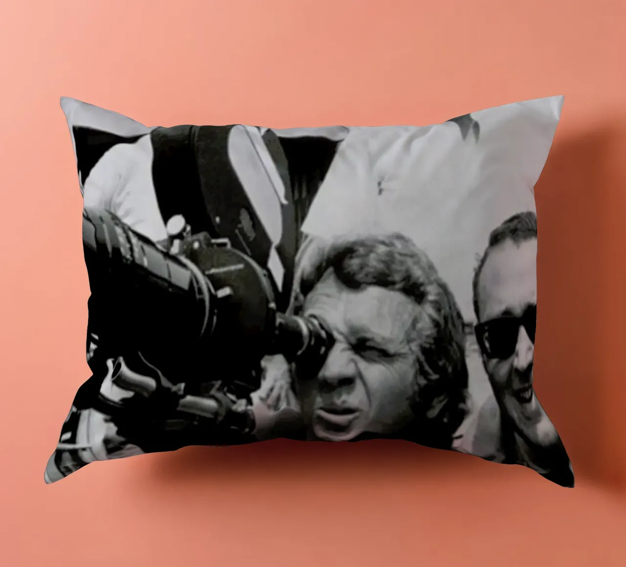 Steve McQueen behind the Camera Kissen von Gallery Print and Art Limited