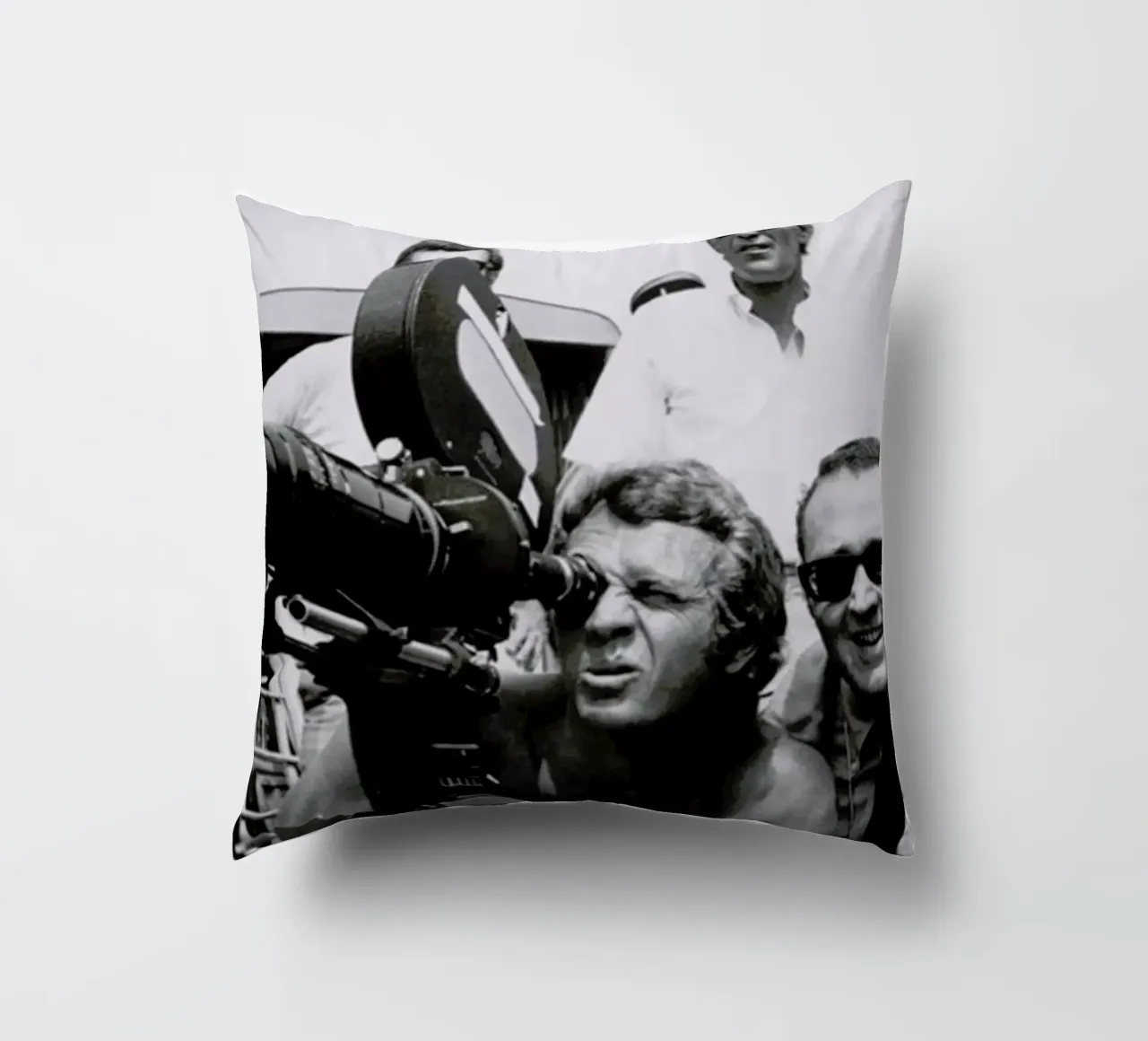 Steve McQueen behind the Camera cuscino da Gallery Print and Art Limited