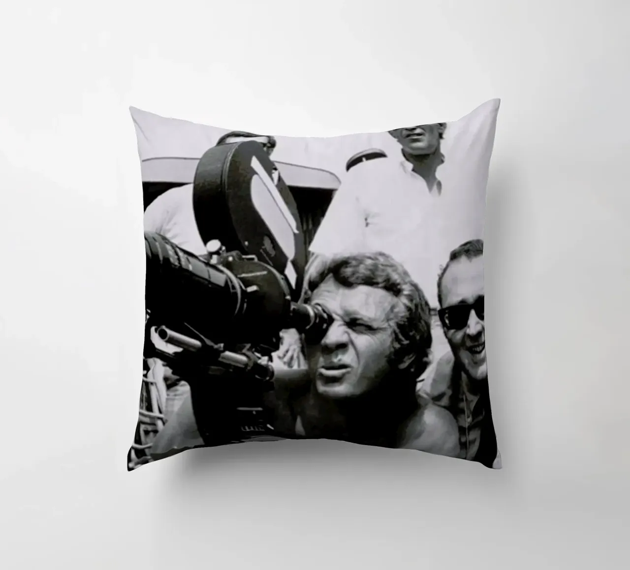 Steve McQueen behind the Camera Kissen von Gallery Print and Art Limited