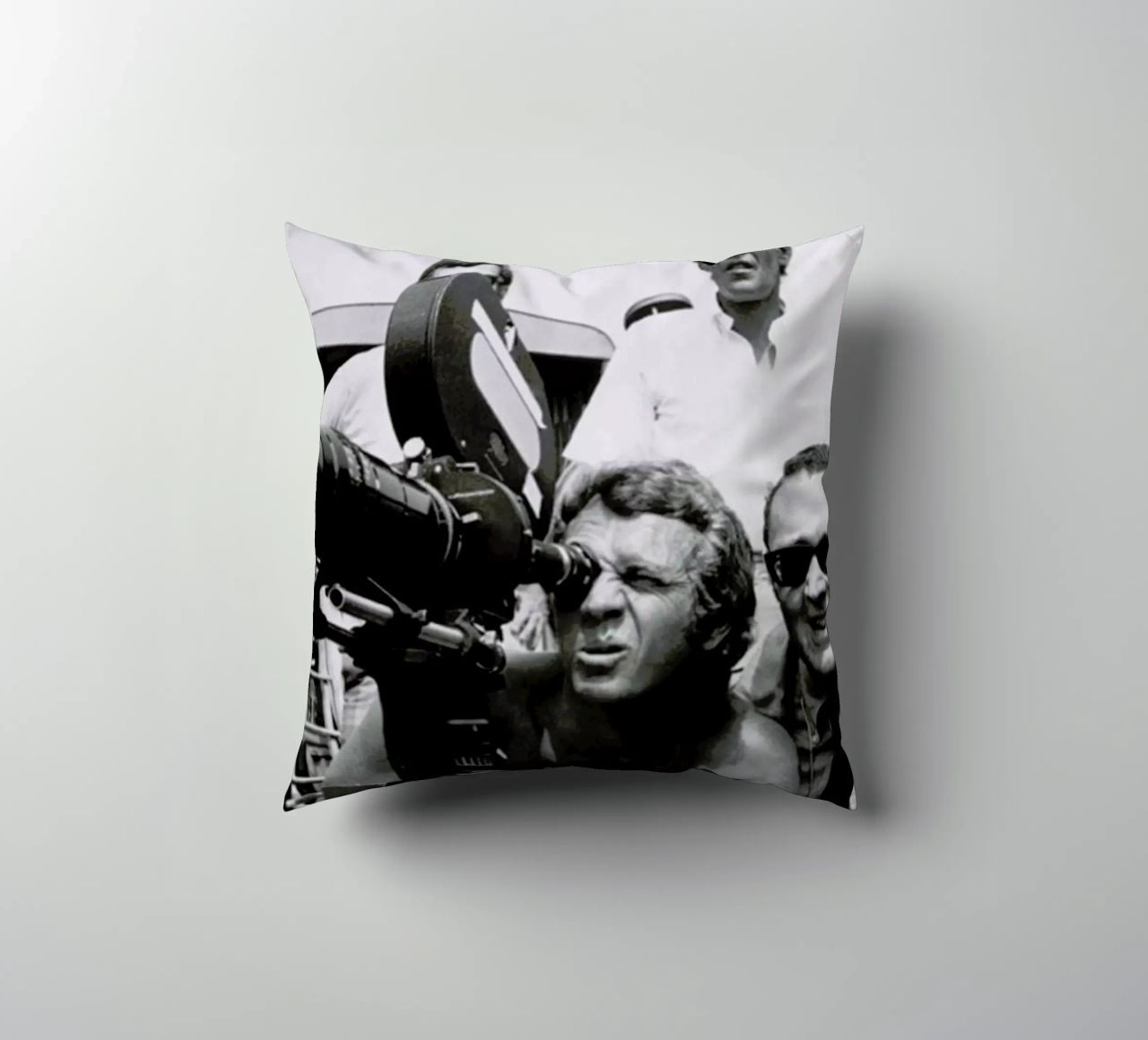 Steve McQueen behind the Camera cuscino da Gallery Print and Art Limited