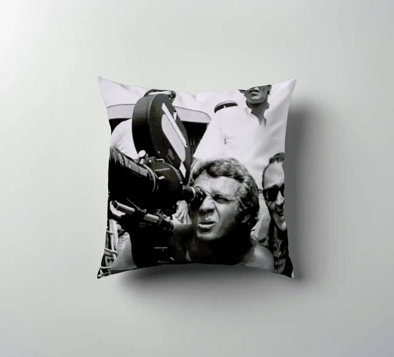 Steve McQueen behind the Camera Kissen von Gallery Print and Art Limited