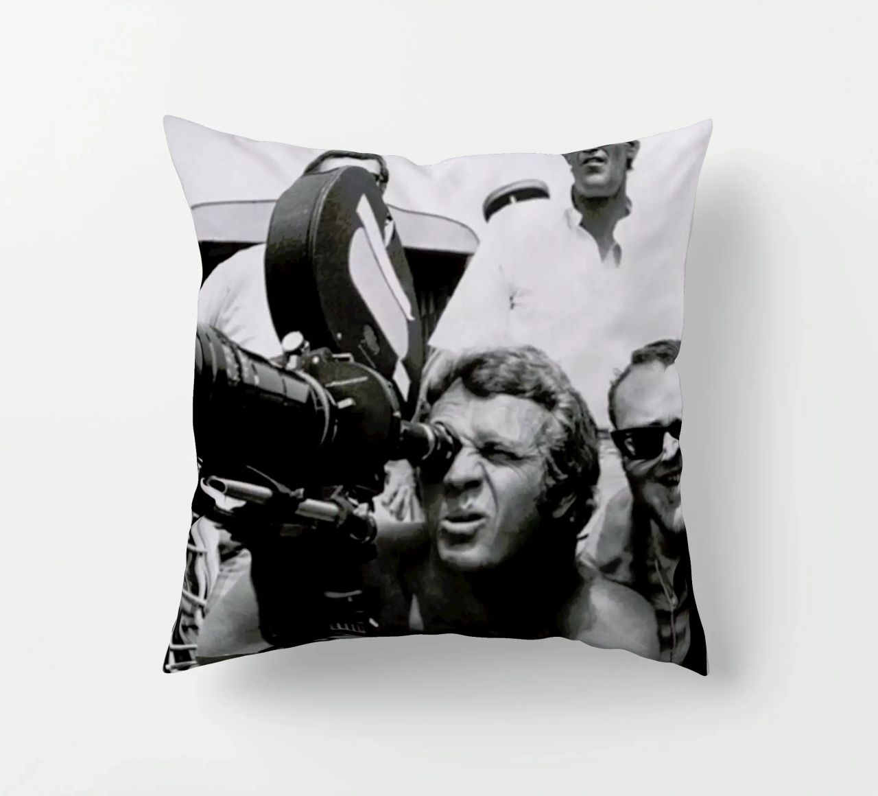 Steve McQueen behind the Camera cuscino da Gallery Print and Art Limited