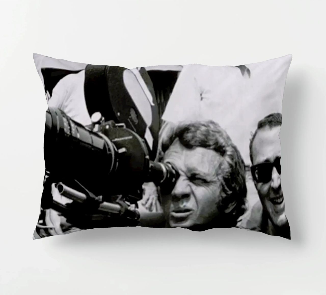 Steve McQueen behind the Camera cuscino da Gallery Print and Art Limited