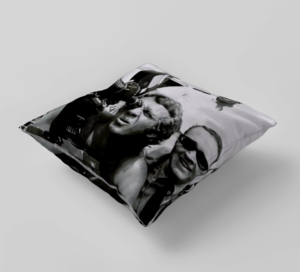 Steve McQueen behind the Camera cuscino da Gallery Print and Art Limited