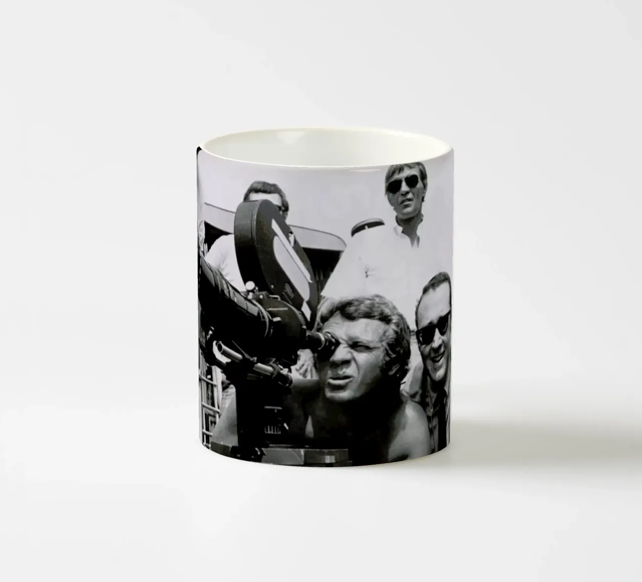 Steve McQueen behind the Camera taza de cerámica de Gallery Print and Art Limited