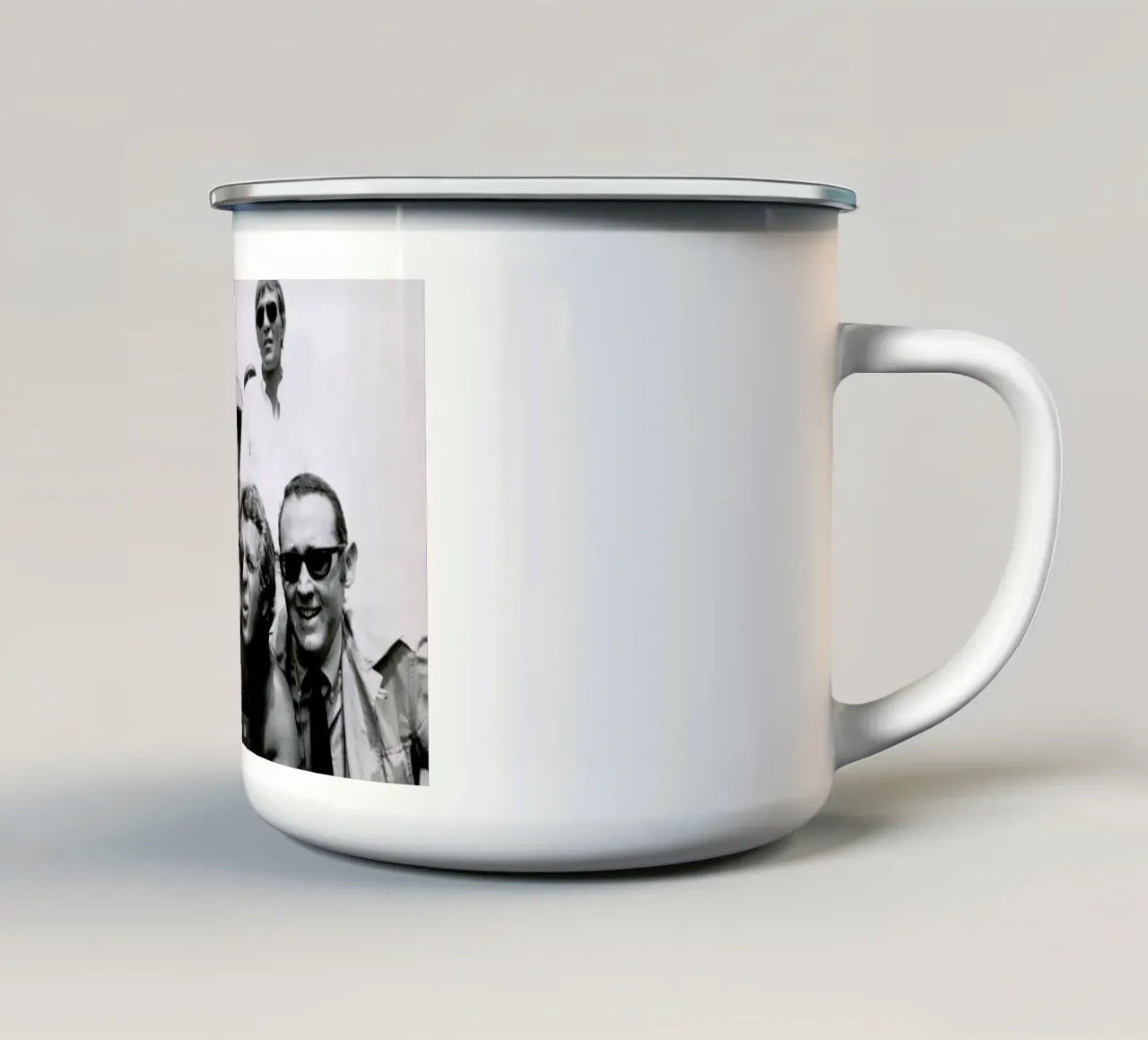 Steve McQueen behind the Camera Emaille Tasse von Gallery Print and Art Limited