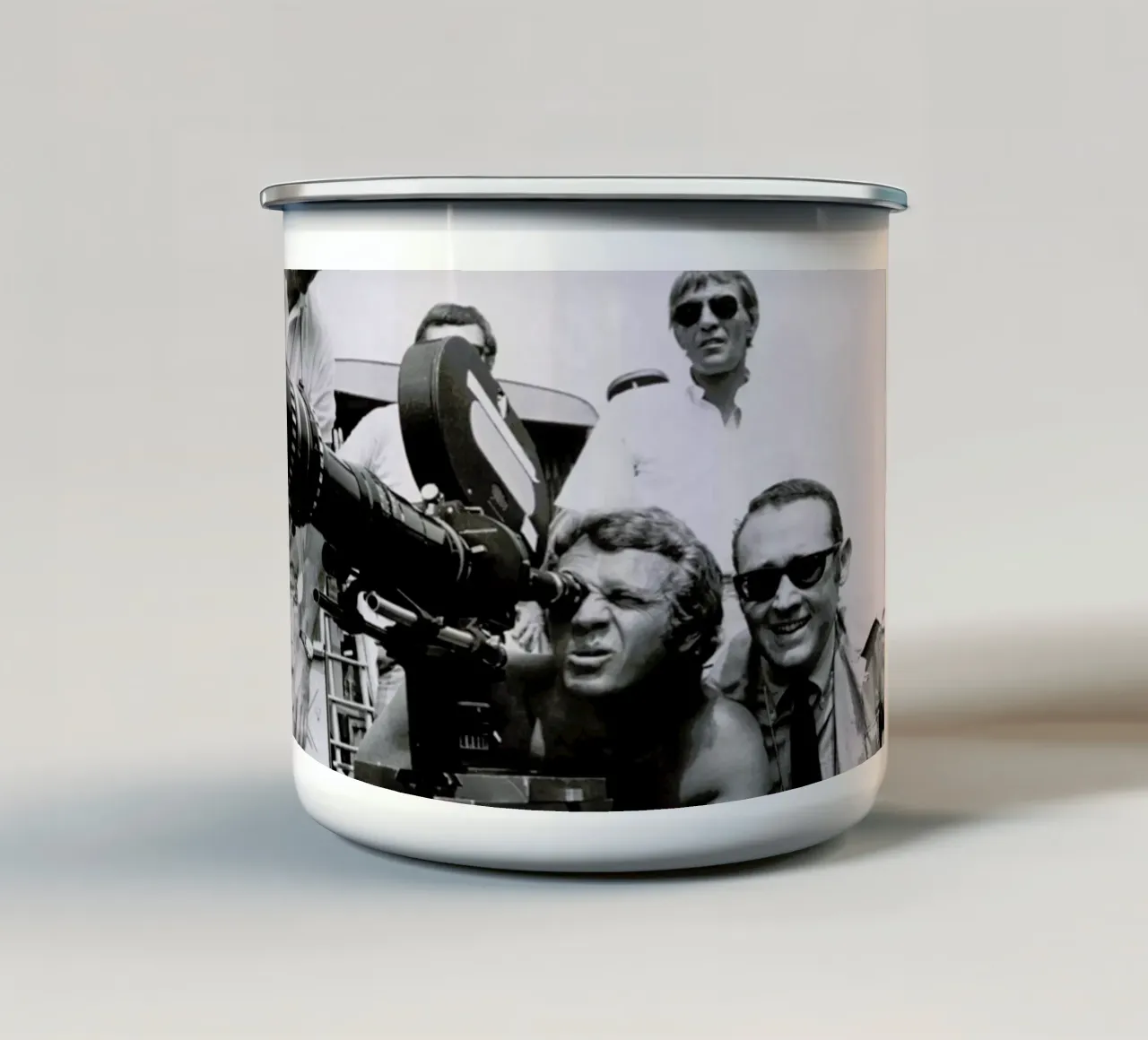 Steve McQueen behind the Camera Emaille Tasse von Gallery Print and Art Limited