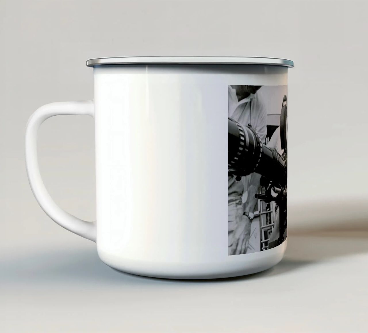 Steve McQueen behind the Camera tazza in smalto da Gallery Print and Art Limited
