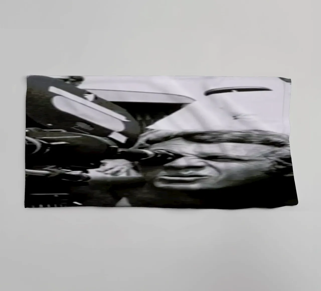 Steve McQueen behind the Camera asciugamano da bagno da Gallery Print and Art Limited