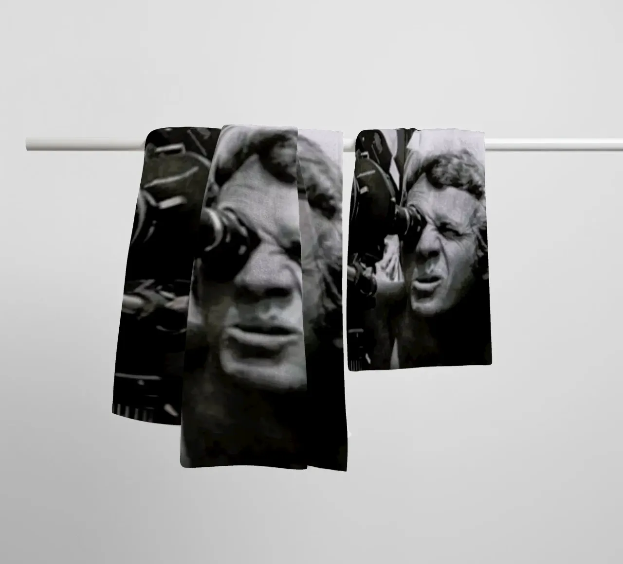 Steve McQueen behind the Camera asciugamano da bagno da Gallery Print and Art Limited