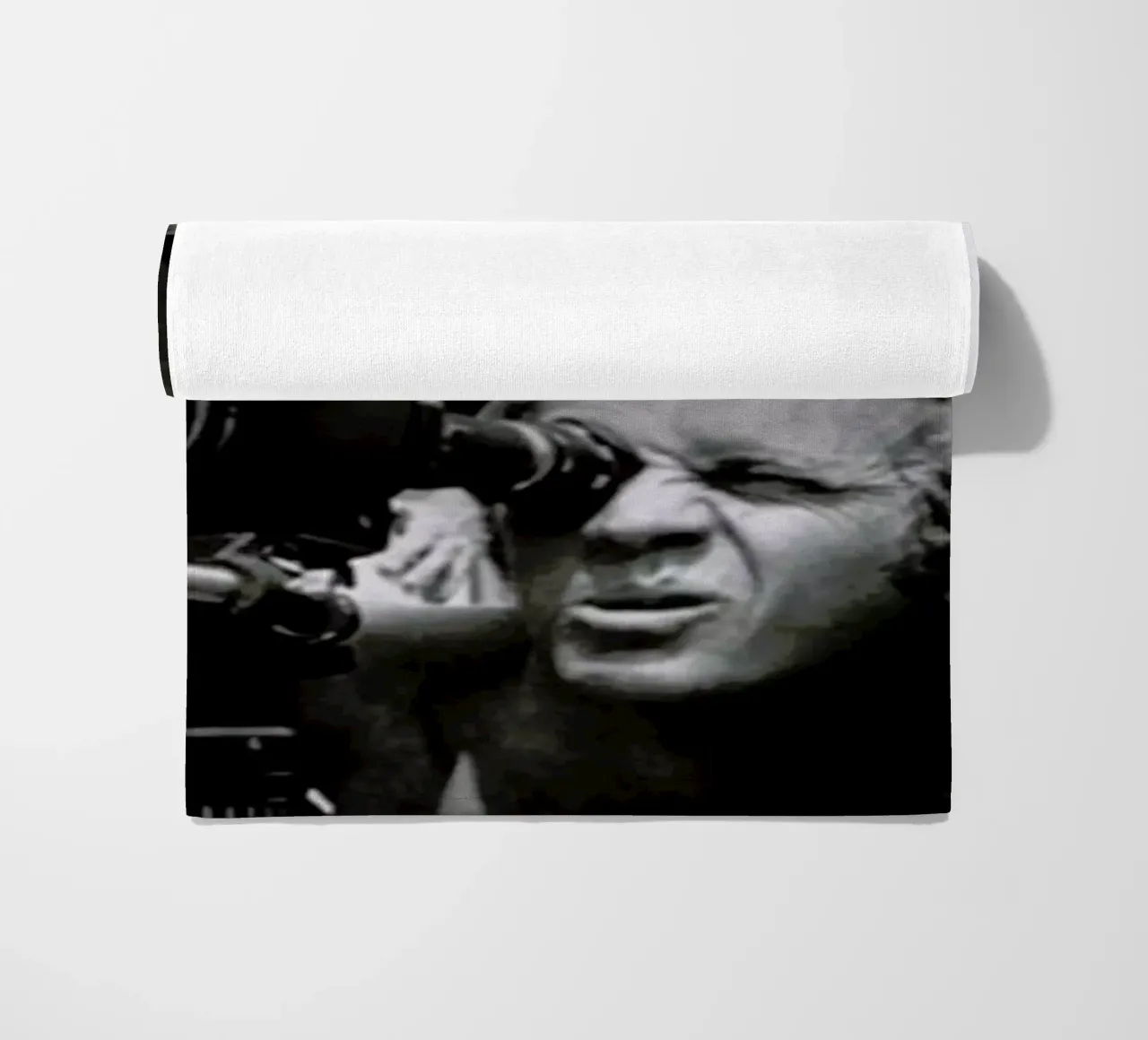 Steve McQueen behind the Camera Strandtuch von Gallery Print and Art Limited