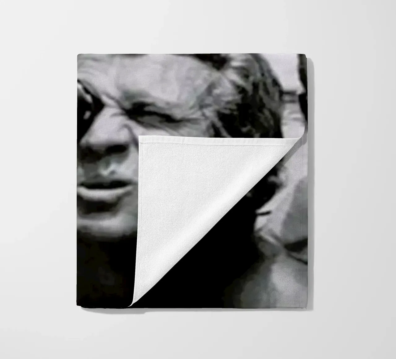 Steve McQueen behind the Camera strandhanddoek van Gallery Print and Art Limited