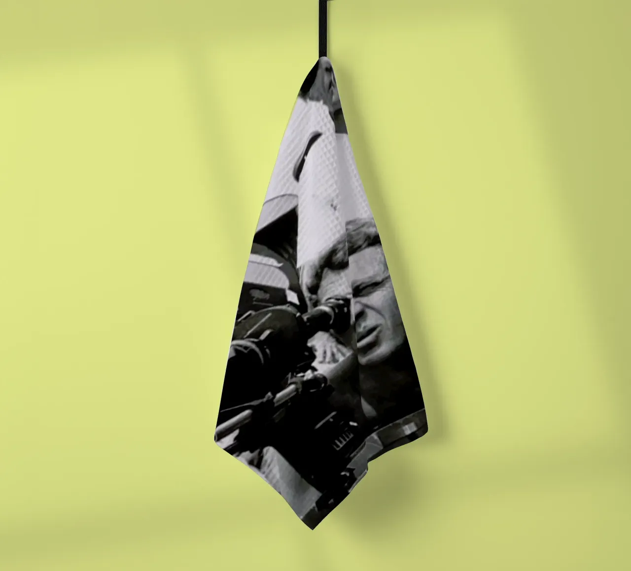 Steve McQueen behind the Camera torchon de Gallery Print and Art Limited