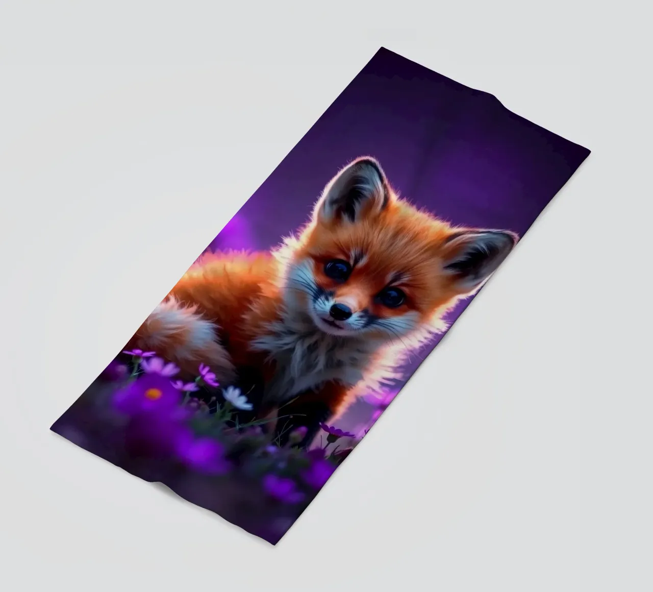 Una bella volpe rossa circondata da fiori viola telo mare da DesignDoodle