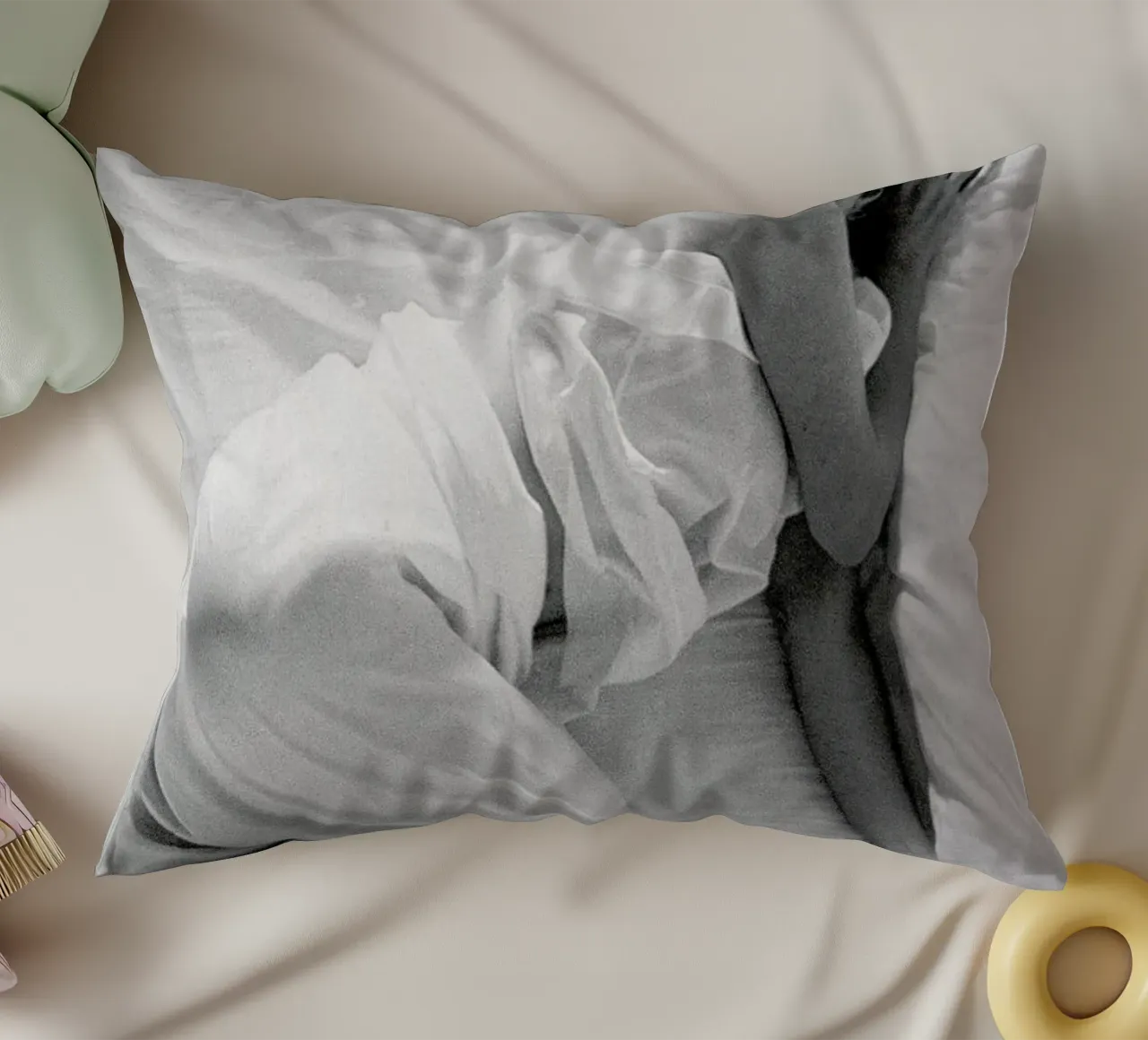 Marilyn Monroe in Bed cuscino da Gallery Print and Art Limited