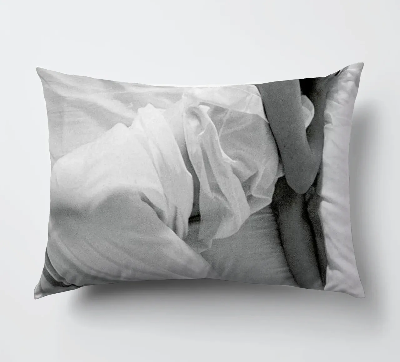 Marilyn Monroe in Bed cuscino da Gallery Print and Art Limited