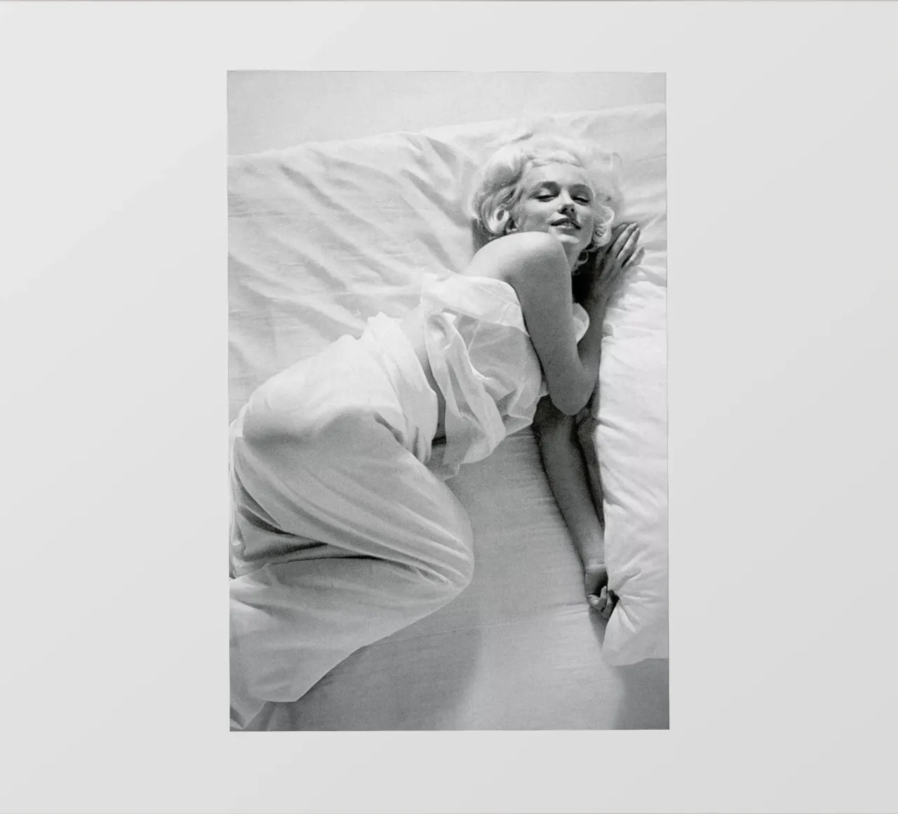 Marilyn Monroe in Bed telo in pvc da Gallery Print and Art Limited