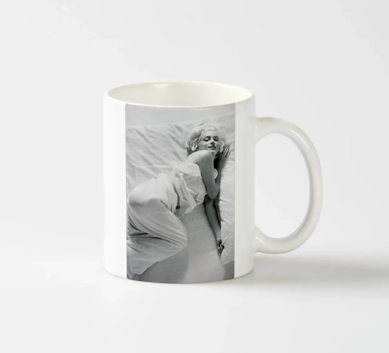 Marilyn Monroe in Bed tazza in ceramica da Gallery Print and Art Limited