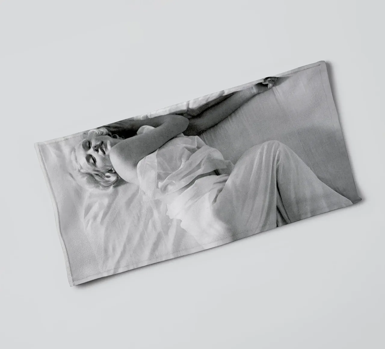 Marilyn Monroe in Bed asciugamano da bagno da Gallery Print and Art Limited