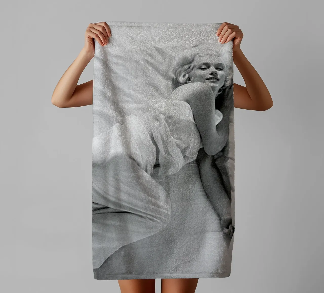 Marilyn Monroe in Bed asciugamano da bagno da Gallery Print and Art Limited