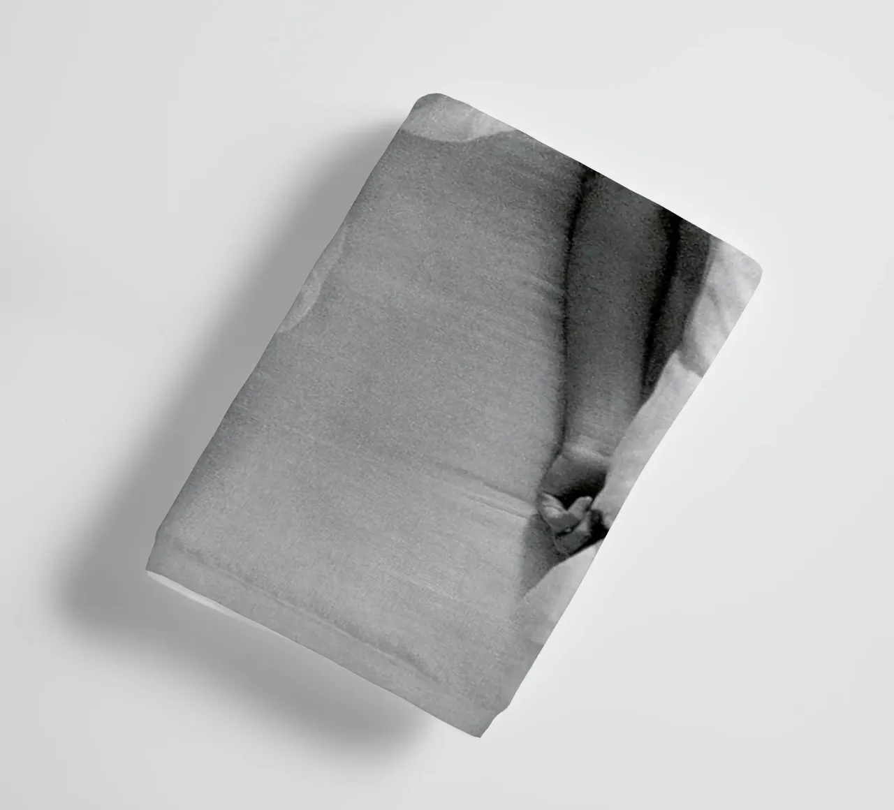 Marilyn Monroe in Bed asciugamano da bagno da Gallery Print and Art Limited