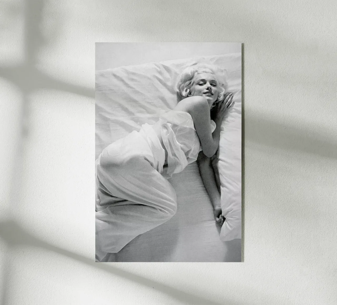 Marilyn Monroe in Bed plexiglass da Gallery Print and Art Limited