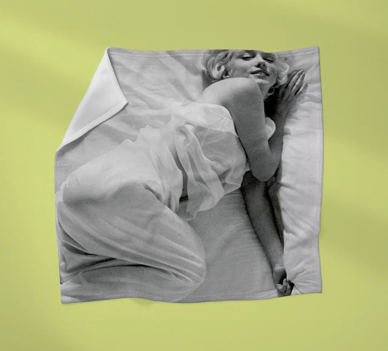 Marilyn Monroe in Bed coperta in pile da Gallery Print and Art Limited