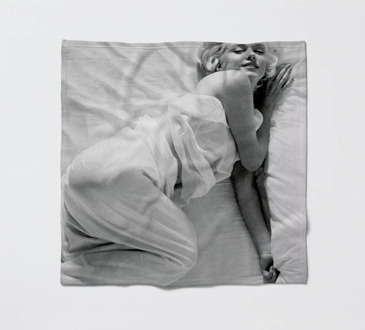 Marilyn Monroe in Bed coperta in pile da Gallery Print and Art Limited