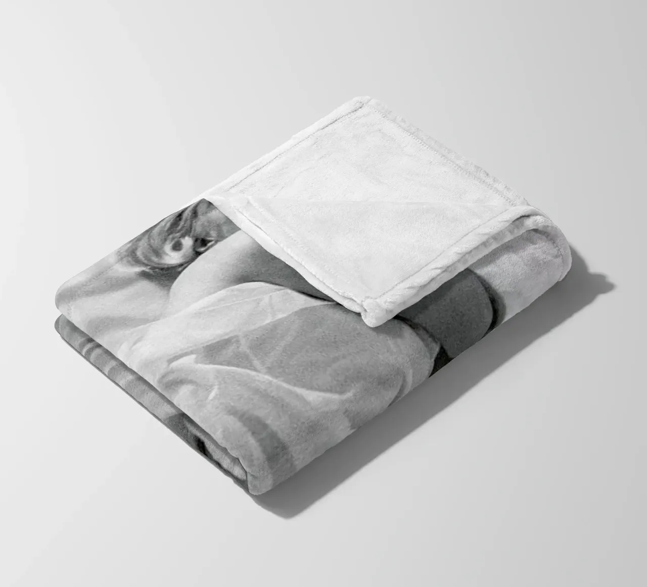 Marilyn Monroe in Bed coperta in pile da Gallery Print and Art Limited