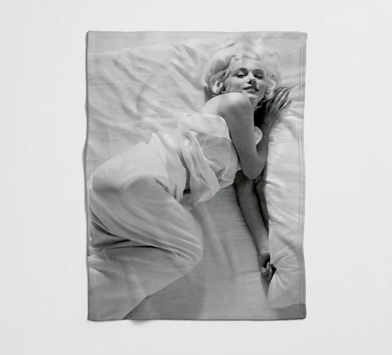 Marilyn Monroe in Bed coperta in pile da Gallery Print and Art Limited