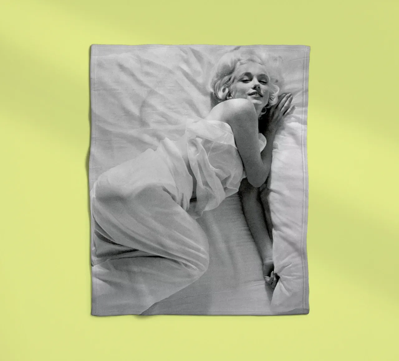 Marilyn Monroe in Bed coperta in pile da Gallery Print and Art Limited