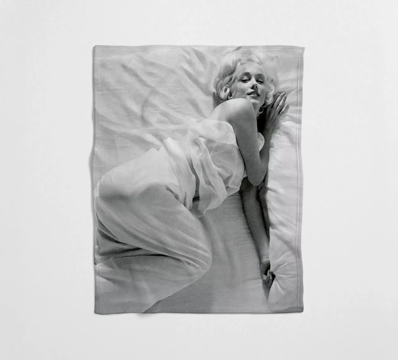 Marilyn Monroe in Bed coperta in pile da Gallery Print and Art Limited