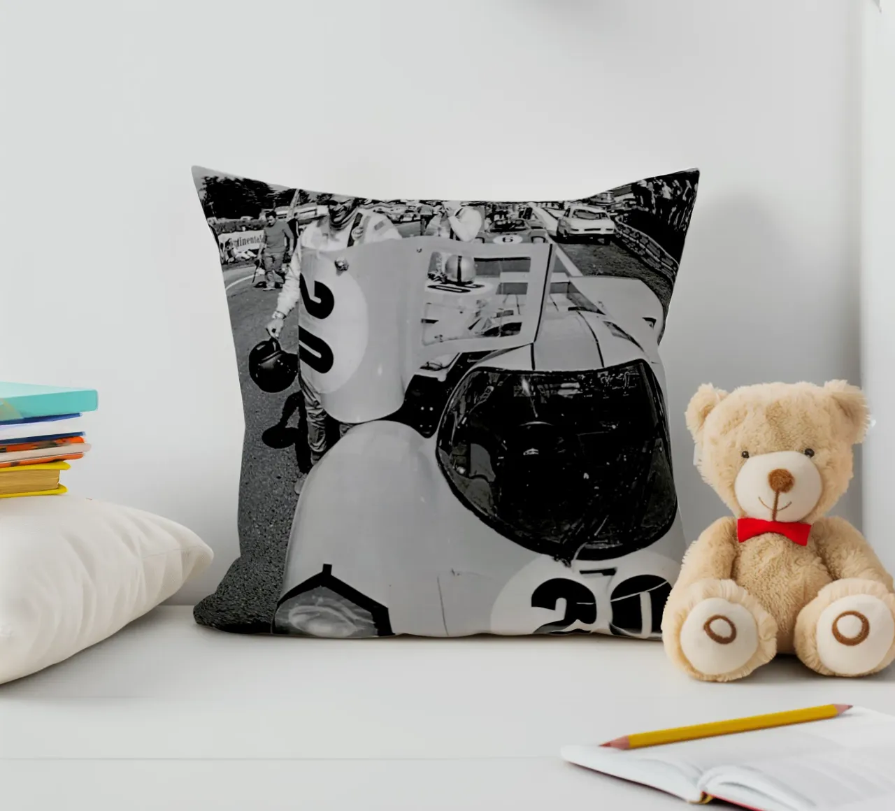 Steve McQueen with Porsche 917 cuscino da Gallery Print and Art Limited
