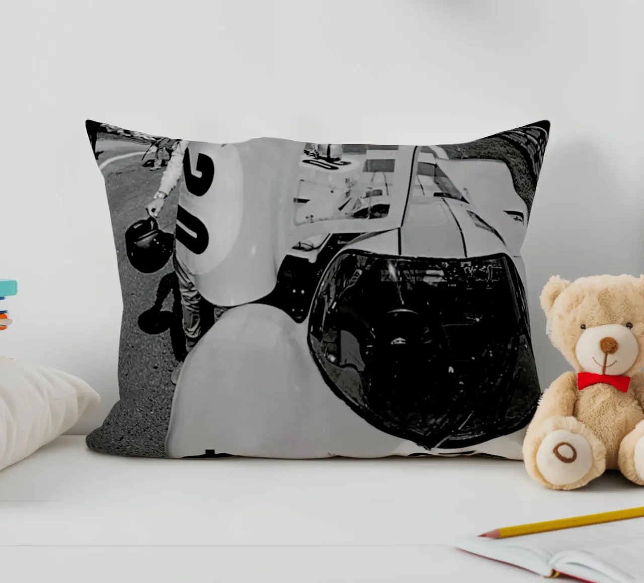 Steve McQueen with Porsche 917 cuscino da Gallery Print and Art Limited