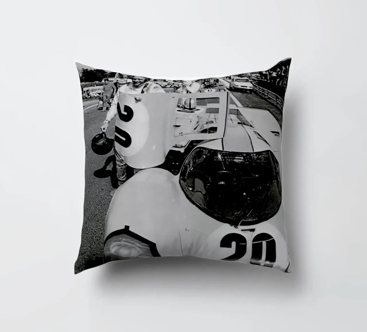 Steve McQueen with Porsche 917 cuscino da Gallery Print and Art Limited