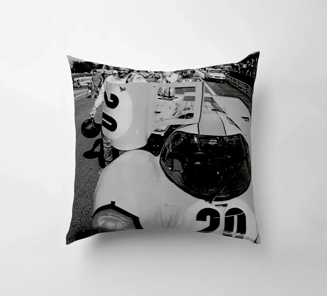 Steve McQueen with Porsche 917 cuscino da Gallery Print and Art Limited