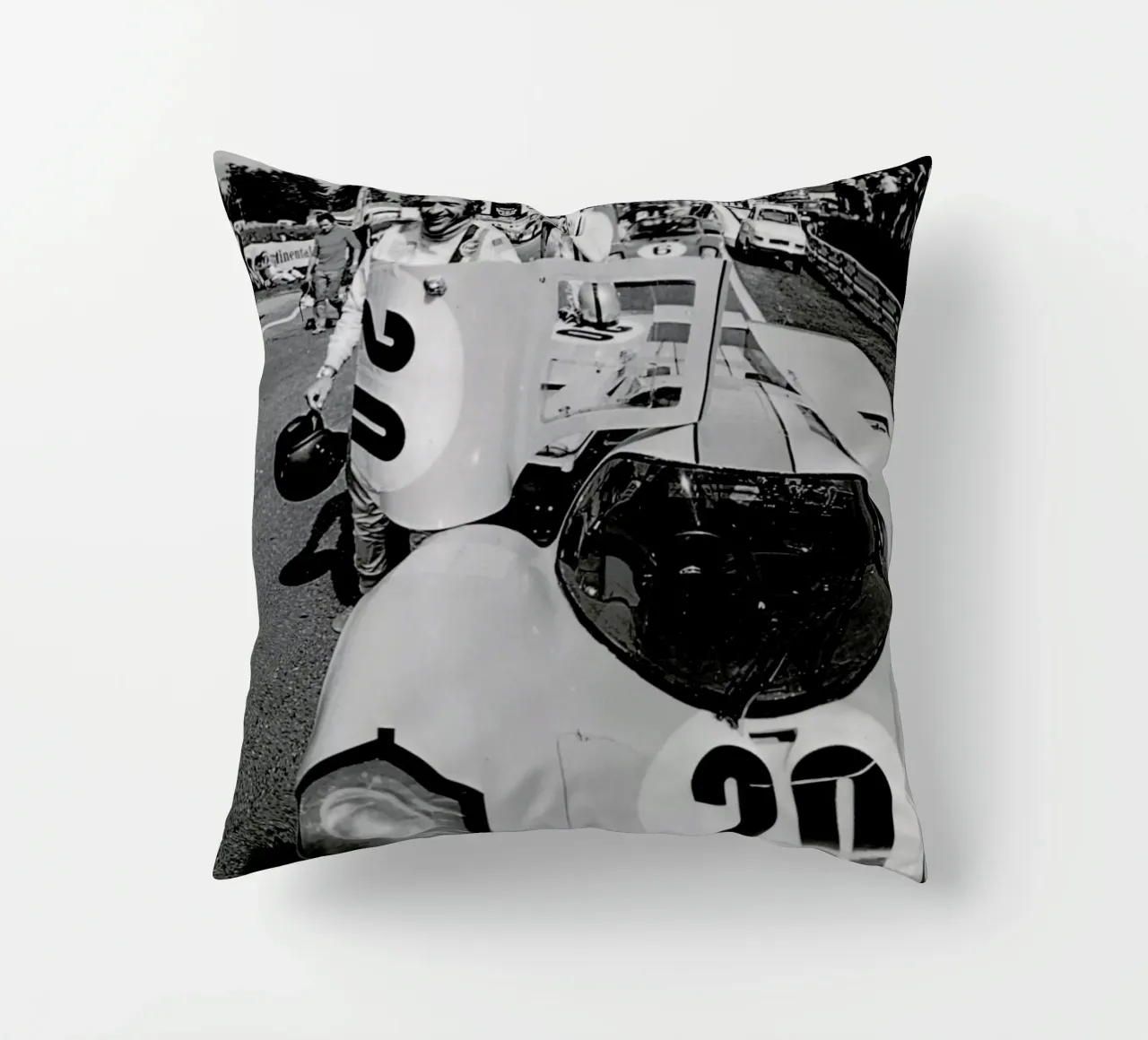 Steve McQueen with Porsche 917 cuscino da Gallery Print and Art Limited