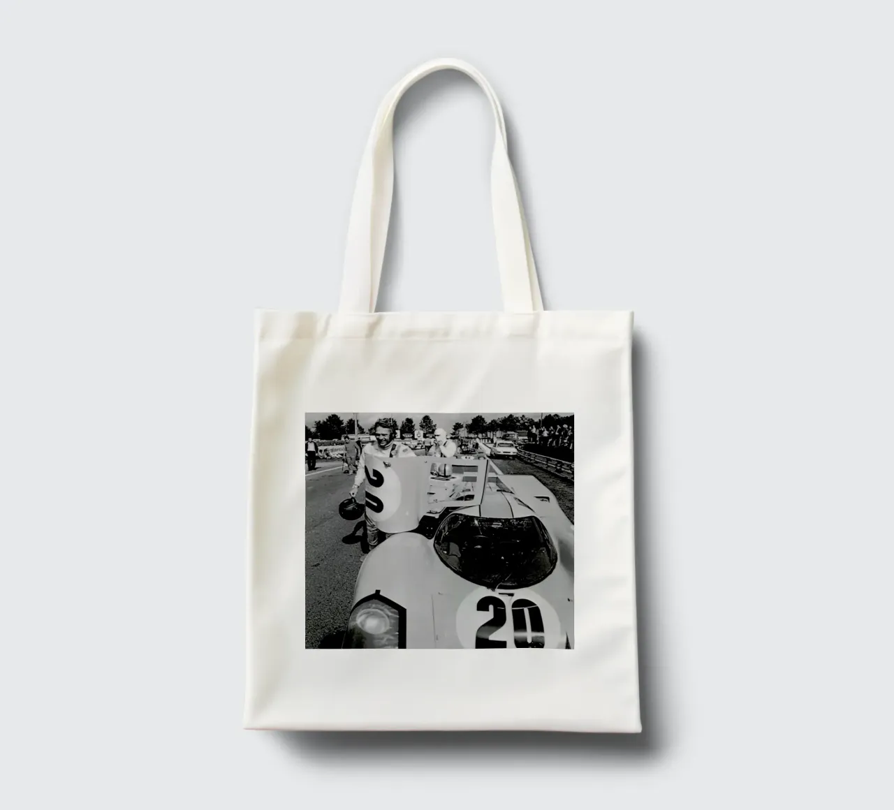 Steve McQueen with Porsche 917 borsa in juta da Gallery Print and Art Limited