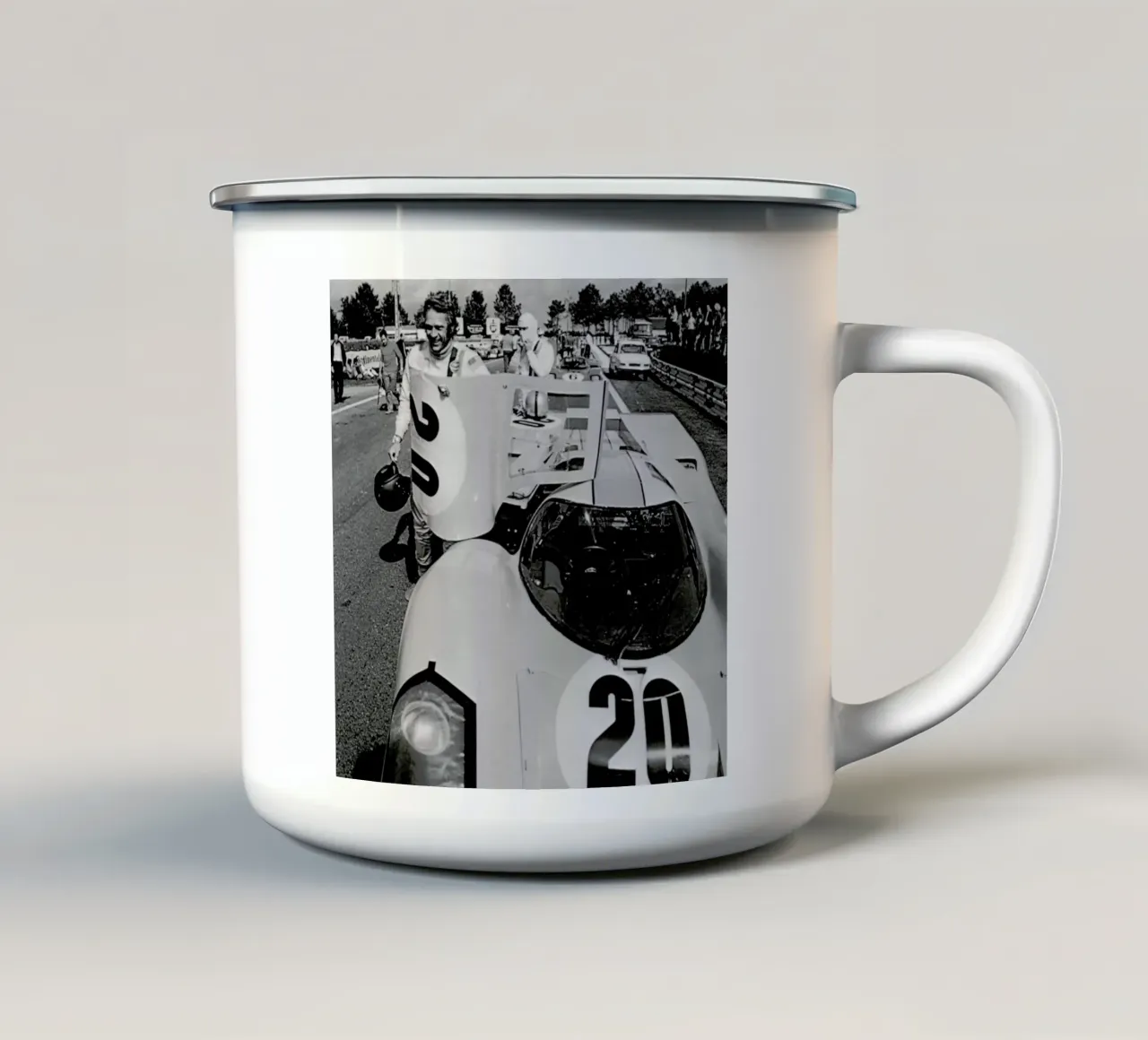 Steve McQueen with Porsche 917 tazza in smalto da Gallery Print and Art Limited