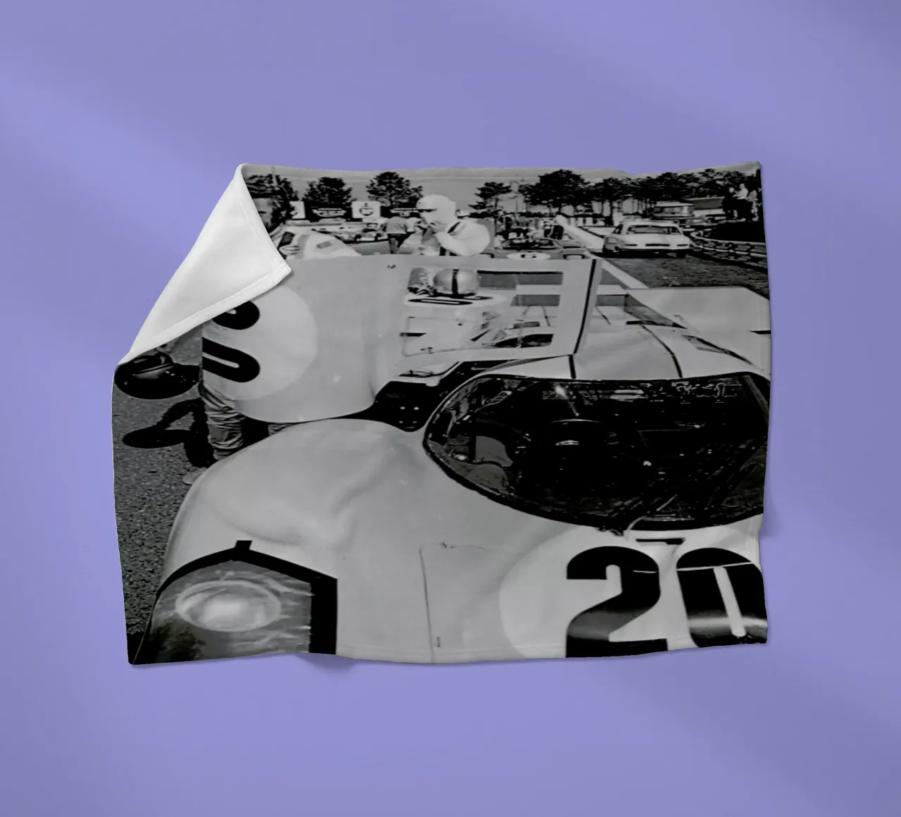 Steve McQueen with Porsche 917 coperta in pile da Gallery Print and Art Limited