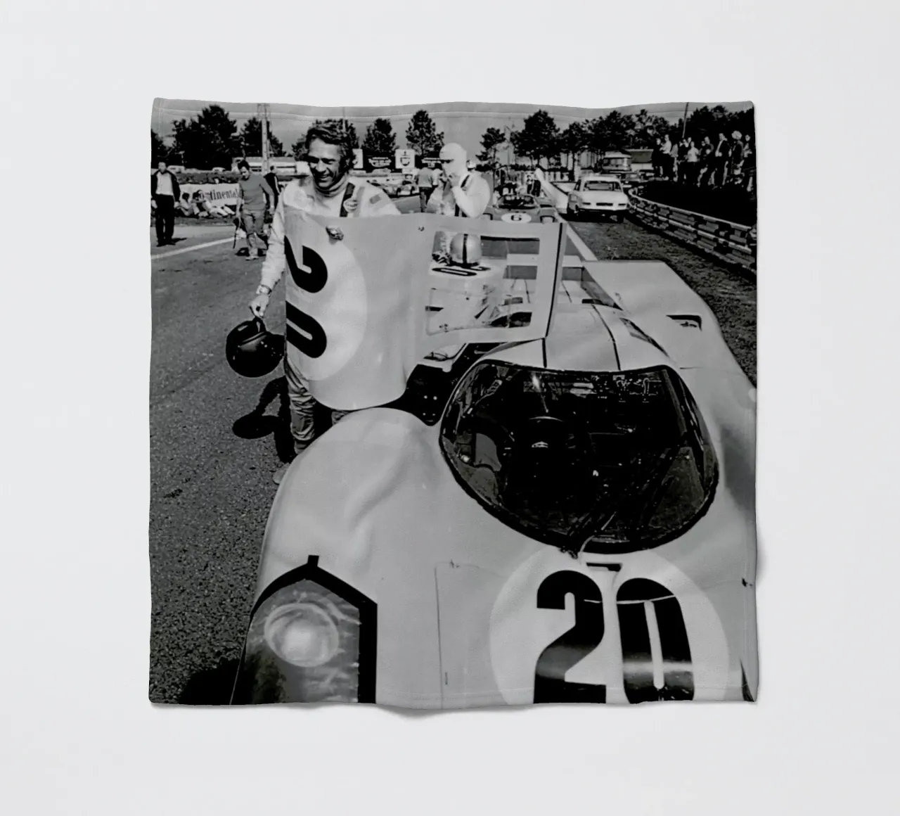 Steve McQueen with Porsche 917 coperta in pile da Gallery Print and Art Limited